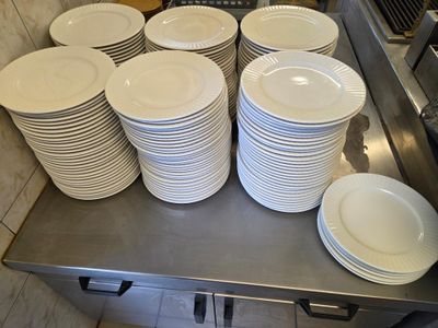 beaucoup d'assiettes sur le plan de travail de la cuisine