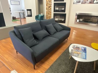 un salon avec un canapé et une table