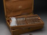 un coffret en bois contenant de l'argenterie sur une table