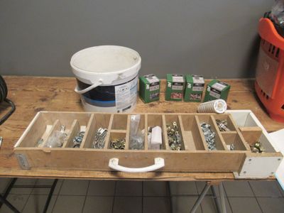 une image représentant une table sur laquelle sont posés de nombreux outils