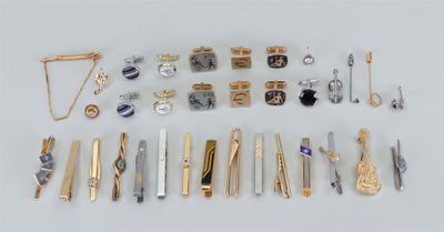 de nombreux types de bijoux sont exposés sur la table