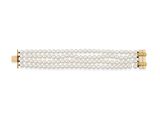 une paire de bracelets en perles de culture et diamants