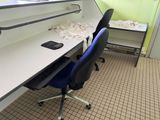 un bureau avec une chaise et un ordinateur dessus