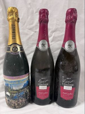 trois bouteilles de vin posées l'une à côté de l'autre sur une table