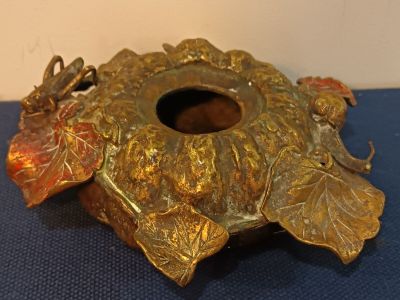 Pot en bronze à décor d'escargot et feuillages (manque couve…