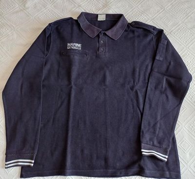 un polo noir avec une bande blanche autour du col