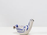 une paire de figurines d'oiseaux bleues et blanches posées sur un support blanc