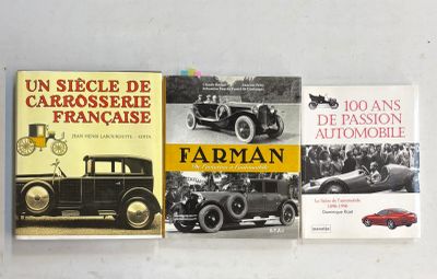 trois livres posés sur une table blanche, avec une voiture rouge devant eux