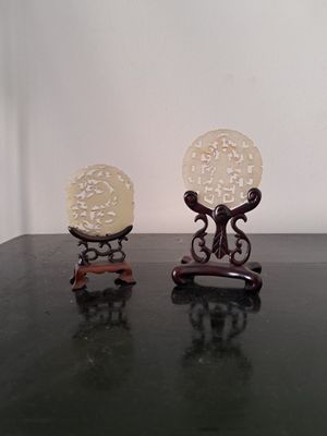 deux petits vases posés l'un à côté de l'autre sur une table