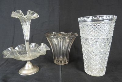 trois vases posés sur une table