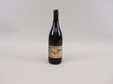 une bouteille de vin posée sur une table