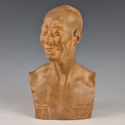 une image représentant le buste d'un homme souriant