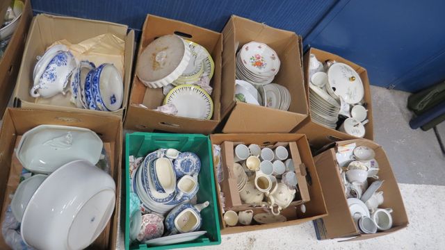 8 cartons de vaisselle, dont partie de service en Sarreguemines, ...