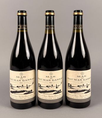 trois bouteilles de vin sont alignées sur une table