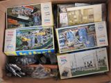 beaucoup de Lego dans une boîte posée par terre