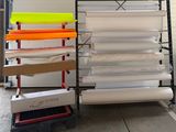 de nombreux rouleaux de papier posés sur un rayonnage dans un entrepôt