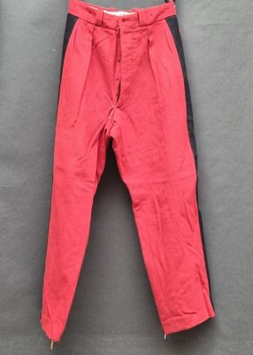 un pantalon rouge suspendu à un portant