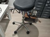 un bureau avec une chaise et un ordinateur dessus