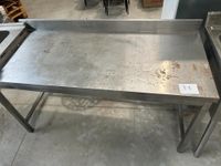 Table inox, dimensions : 160x70x84 cm, en l'état (photo 2)