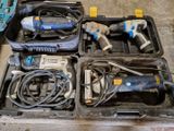 de nombreux outils dans une mallette posée par terre