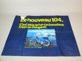 affiche française représentant une moto bleue posée sur une table, avec la photo d'un homme à moto