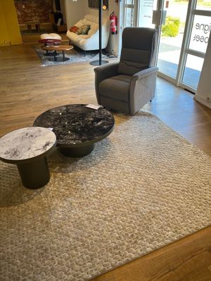 Fauteuil électrique tissu gris HS et un tapis gris marque MO…