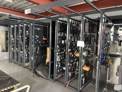 une pièce remplie d'appareils électroniques