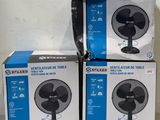 trois boîtes de ventilateurs empilées les unes sur les autres