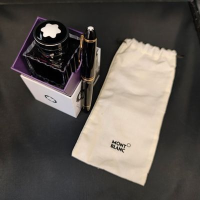 un stylo et un sac posés sur une table à côté