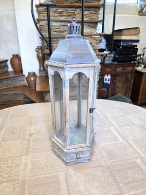 une lanterne blanche posée sur une table dans un salon