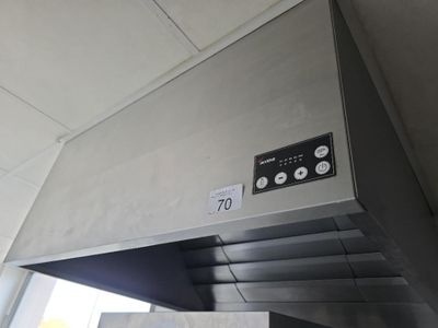 une image représentant une hotte de cuisine en acier inoxydable sur laquelle figure une horloge