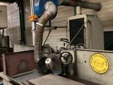 une machine qui travaille sur une pièce de métal