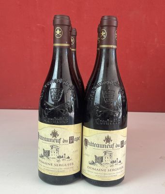 Deux bouteilles de vin sont posées sur un comptoir devant un mur rouge.