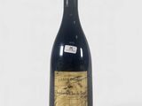 une bouteille de vin posée sur une table