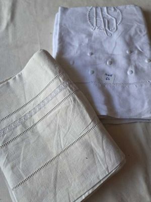deux serviettes posées sur un lit