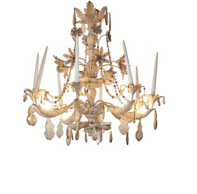 un lustre en bois et en verre suspendu au plafond