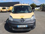 une petite camionnette jaune garée dans un parking