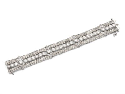 un bracelet en diamants et dix-huit pierres, signé Van Cleef