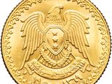 Gros plan sur une pièce d'or ornée d'un aigle