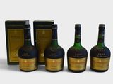 trois bouteilles d'alcool sont alignées les unes à côté des autres