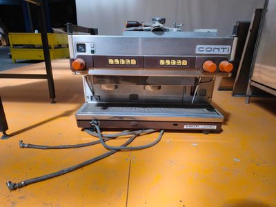 une machine posée sur le sol de la pièce