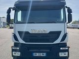 un camion blanc garé dans un parking