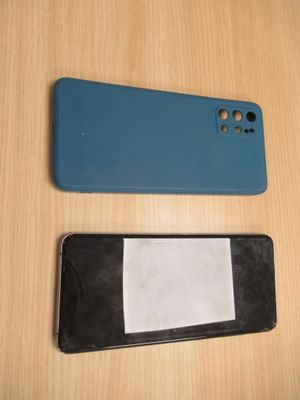 deux téléphones portables posés l'un à côté de l'autre sur une table