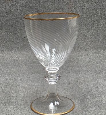 Grand verre sur piédouche en verre, contour doré.