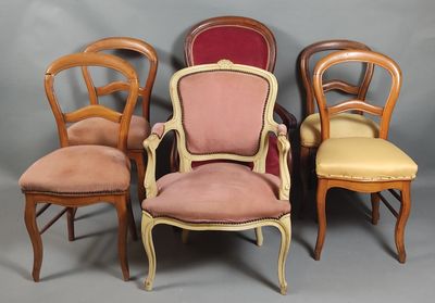 four chairs are lined up in a row on a gray background