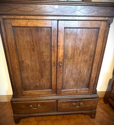 une armoire en bois surmontée de deux tiroirs