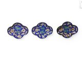 trois petites fleurs bleues et blanches sur fond blanc
