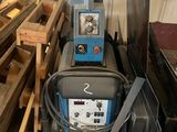 une machine posée à côté d'un tas de bois