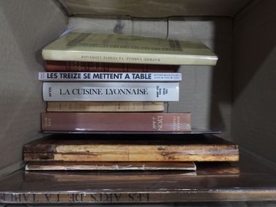 livres empilés sur une étagère dans une pièce