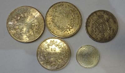 quatre types de pièces différents sont présentés sur une surface blanche